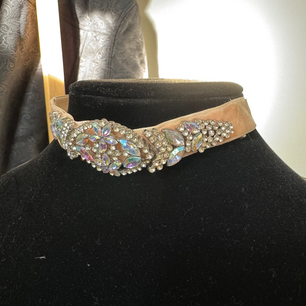 Rhinestone Jeweled Velvet Choker Necklace - Champagne